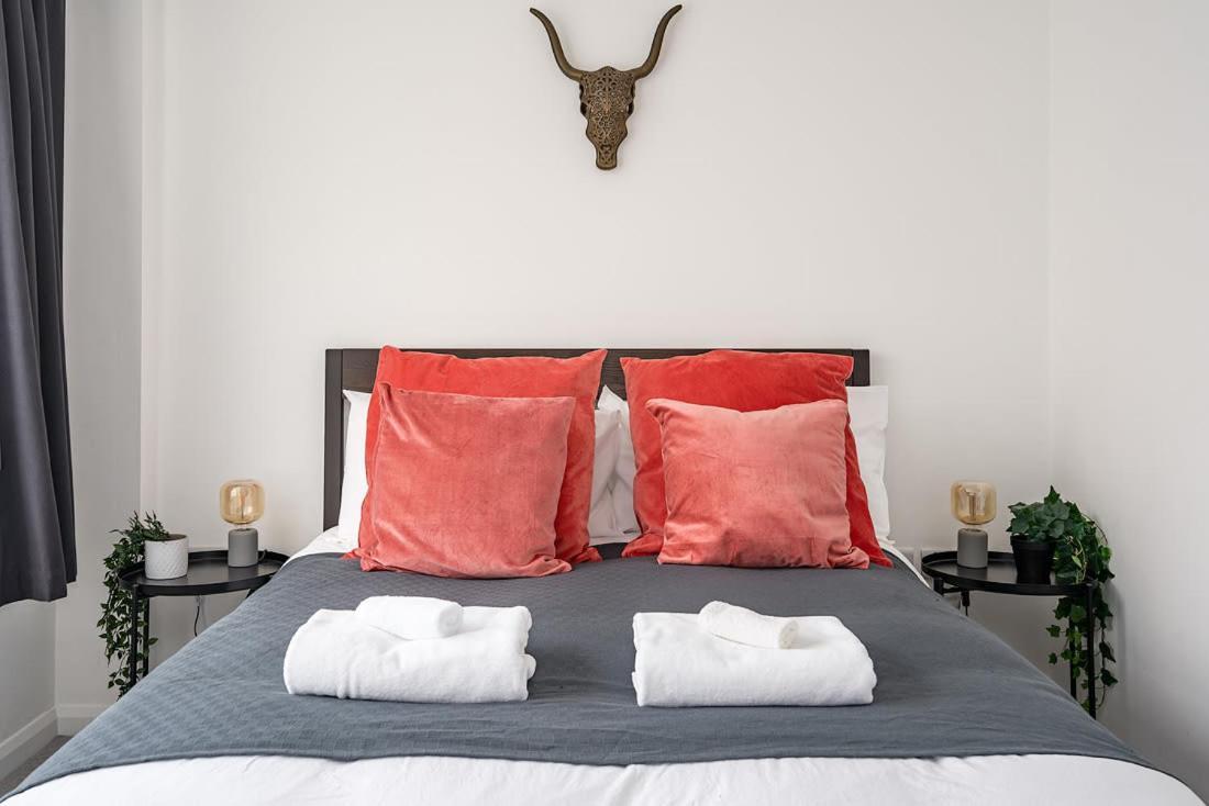 Contemporary City Centre Apartment With Parking Μπαθ Εξωτερικό φωτογραφία