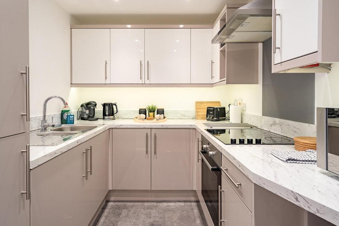 Contemporary City Centre Apartment With Parking Μπαθ Εξωτερικό φωτογραφία
