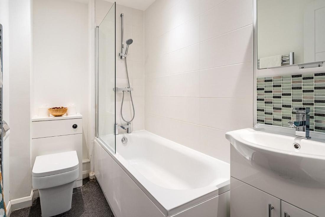 Contemporary City Centre Apartment With Parking Μπαθ Εξωτερικό φωτογραφία